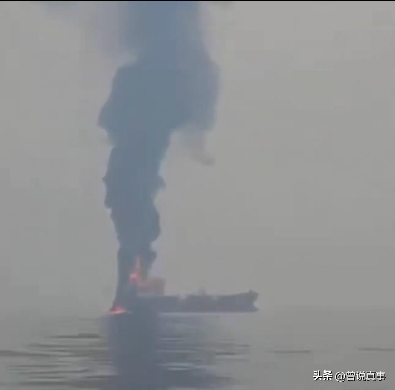 一艘悬挂帕劳国旗、名为“天光号”（Skylight）的油轮在霍尔木兹海峡阿曼穆桑