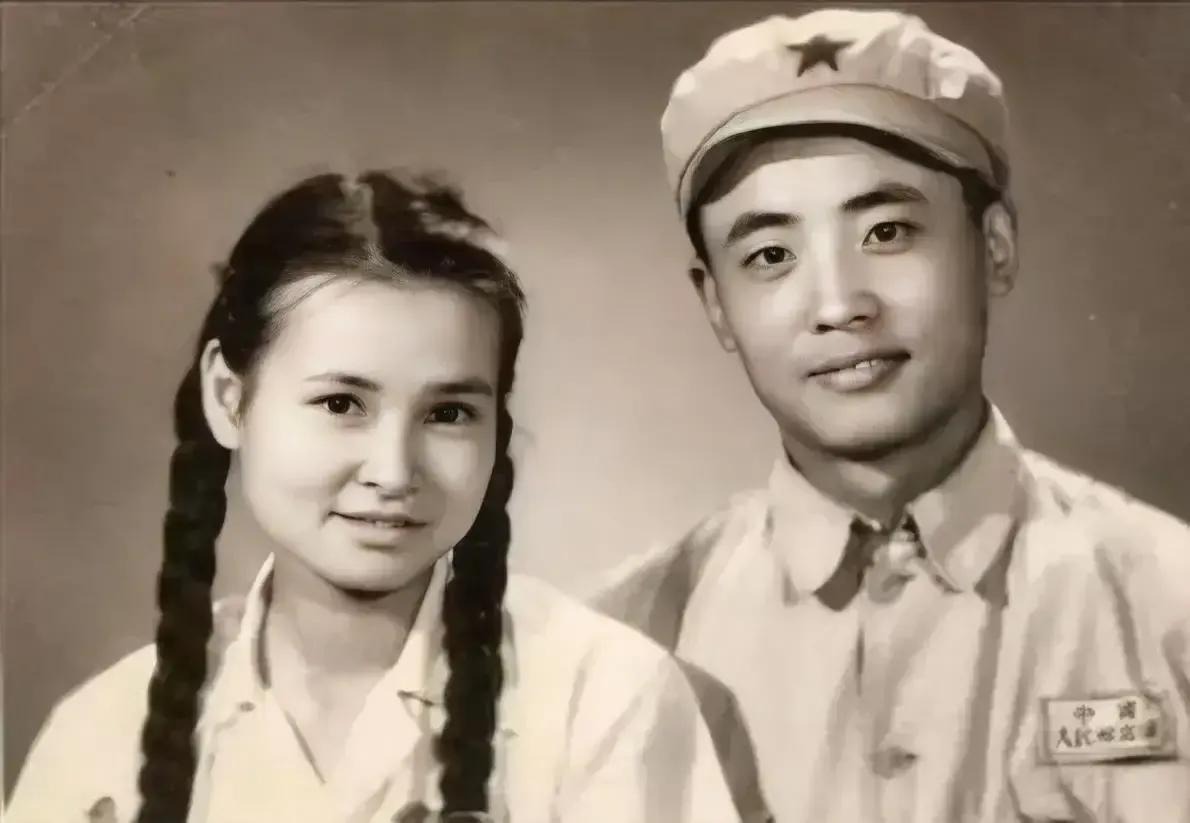 上世纪50年代，林徽因的女儿梁再冰和丈夫于杭的结婚照。年轻时的她长得秀美温婉，和