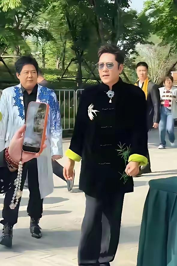 网友在街头偶遇蔡国庆老师，快60岁的人了不得不说太年轻了。咱们60岁的人能有这样