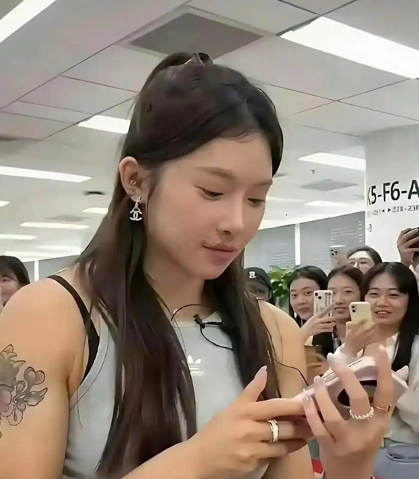 看了吴艳妮才知道，原来运动员都是这么壮的 