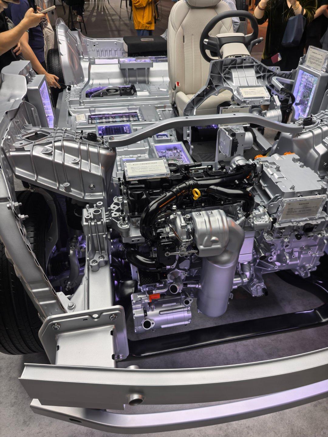 今天发布会现场，还有一整套白车身。把关键部件全部拆开给大家看，我敲了敲，纯铝，手