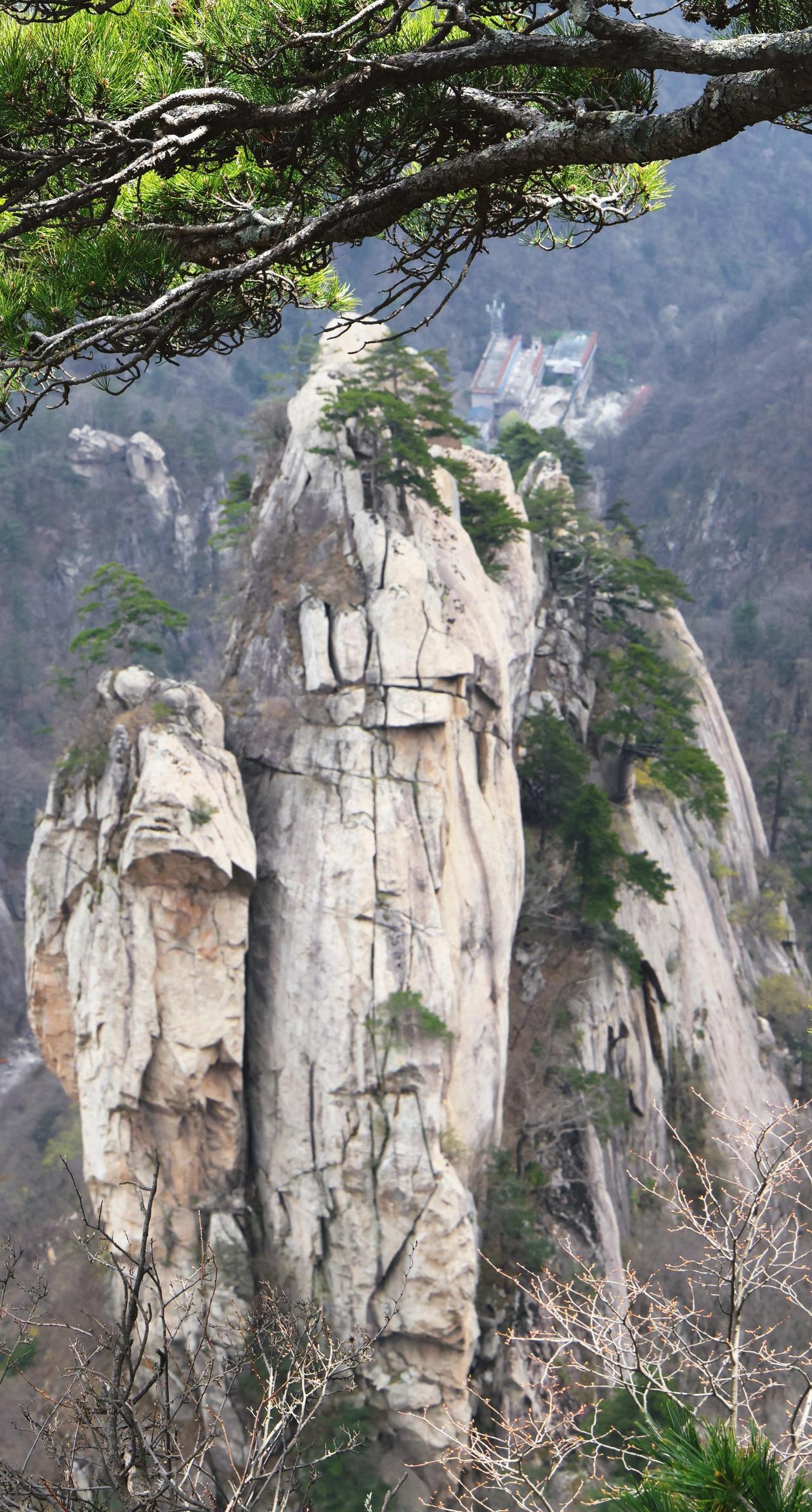 分享一张你手机里的山间云雾尧山巍峨耸立，云雾缭绕其间，如一幅水墨长卷。奇峰峭壁，