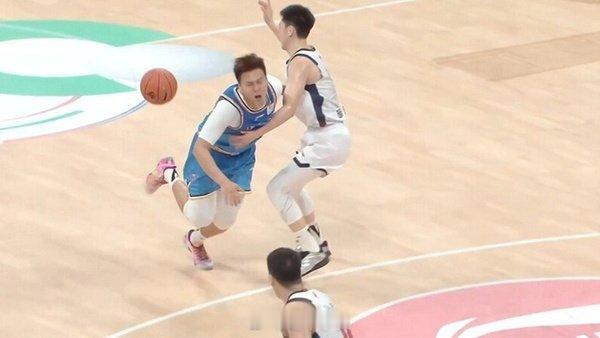 赵睿意外受伤5月12日CBA季后赛京粤大战G3中，赵睿突破时与广东队胡明轩膝盖对