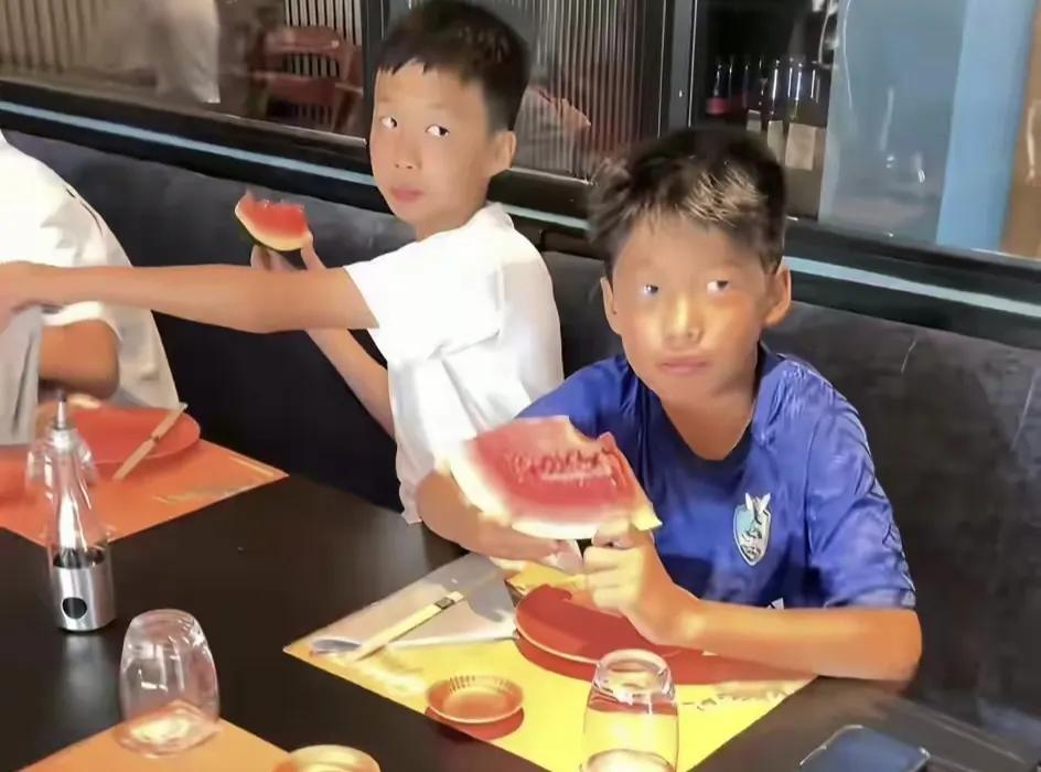 足球小将这次去意大利比赛，食宿拮据，没有后勤，靠海外同胞接济
足球小将去意大利比