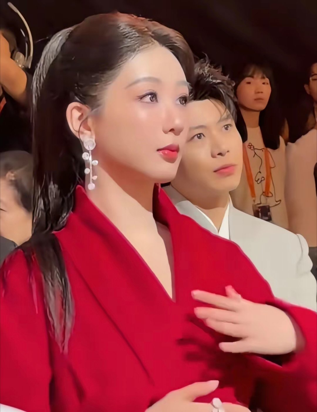 金鹰奖的颁奖晚会上，杨紫皮肤真的很好，白皙有光泽，状态太好了 ​​​