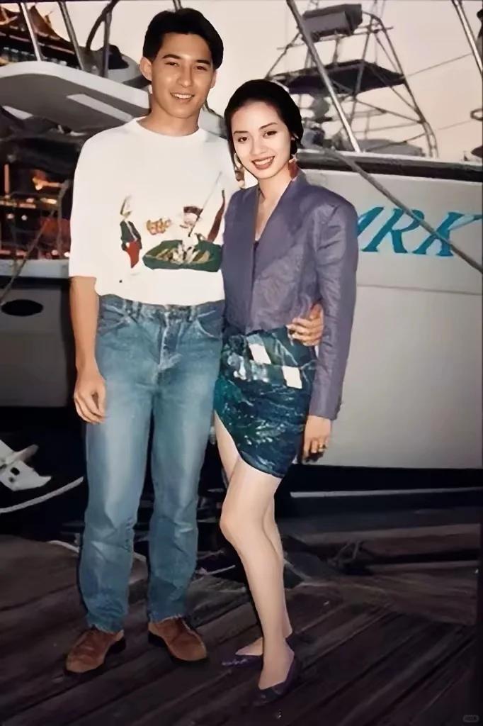 这是梅艳芳与男友刘米高在上海的一张合影老照片，拍摄于上世纪八十年代末，那时候梅艳