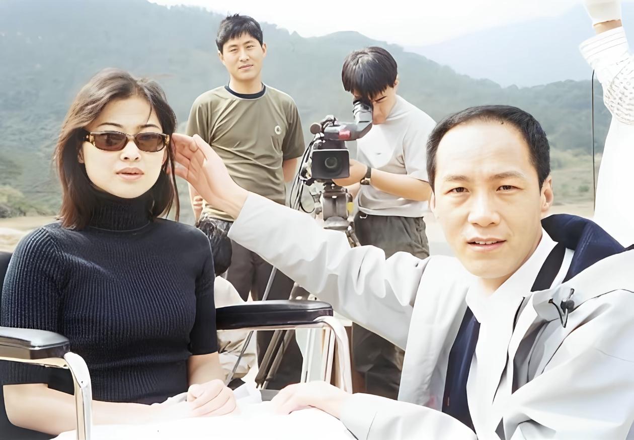 2001年，《不要和陌生人说话》片场花絮。很多人第一眼看到这张手都会下意识紧张，