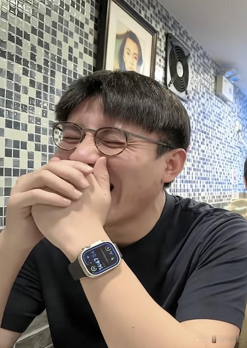 老刘因为脸上纹比较多，所以被大家误以为40+，其实看他的手臂，大家绝对绝对不能质