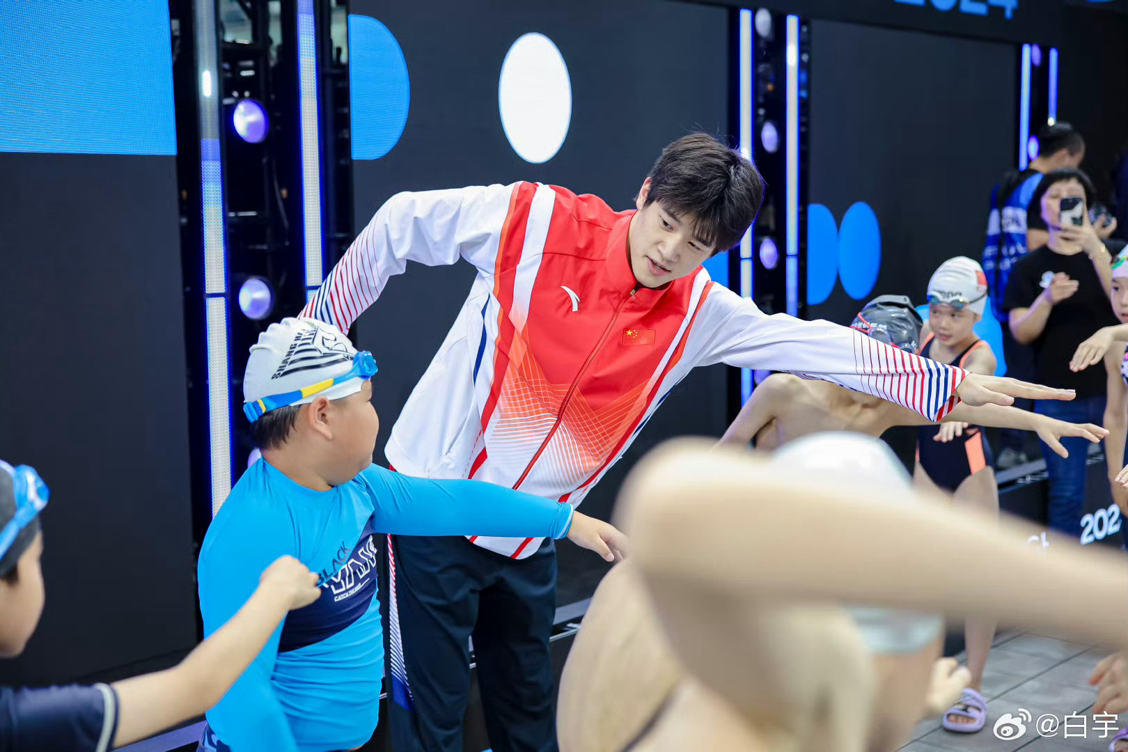 巴黎奥运会百米之神来啦！加油潘展乐[太开心]图源水印｜#潘展乐张雨霏等出战游泳世