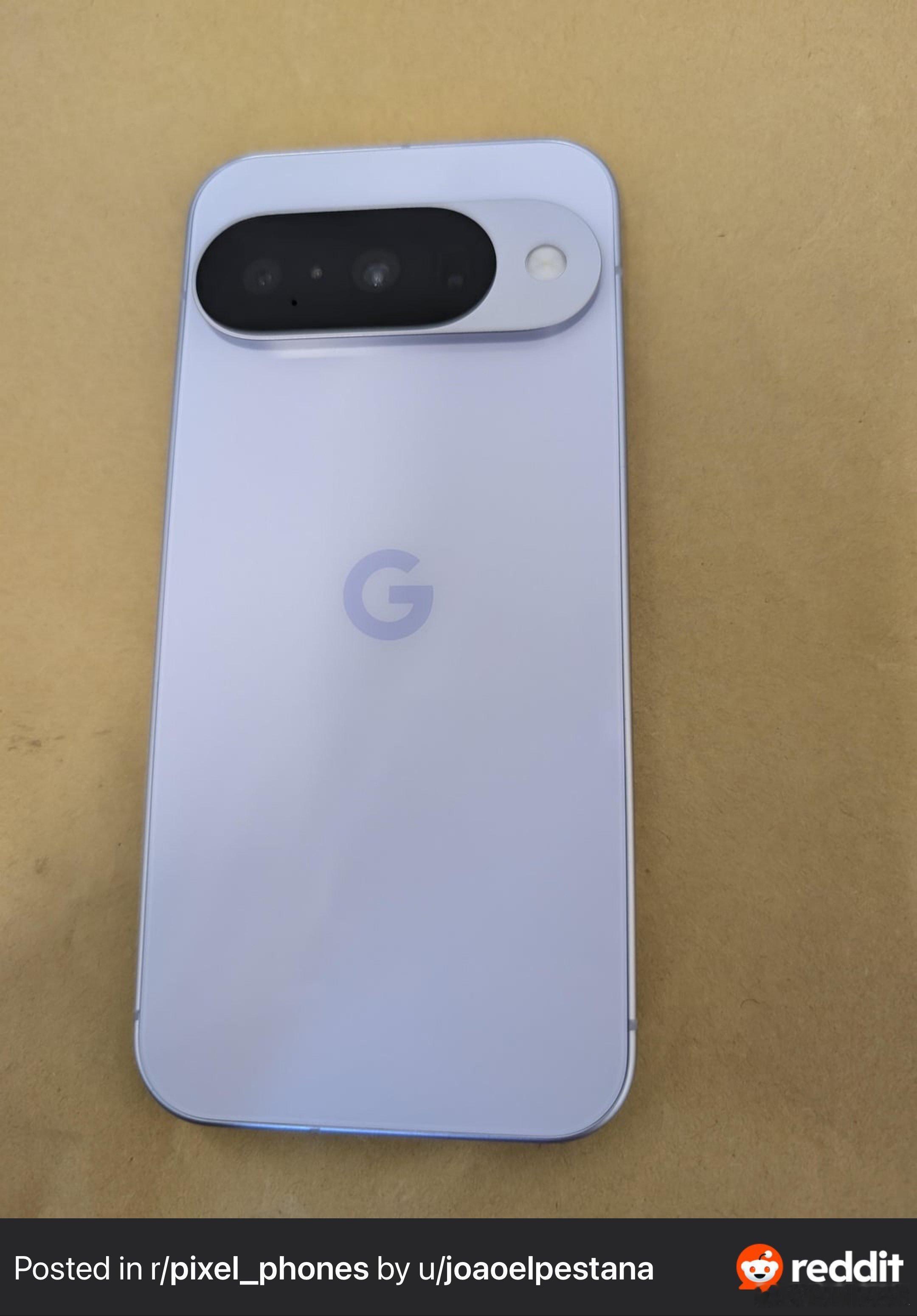 谷歌Pixel 10真机，外观最大的变化就是SIM卡槽放到了顶部，不知道毫米波天