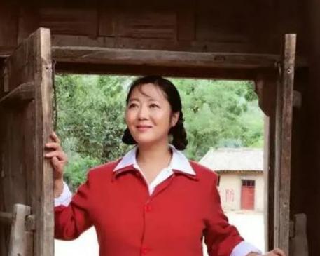 王茜华，这个名字在农村题材电视剧领域颇有声望。她的脸庞，对于爱看这类剧的观众来说