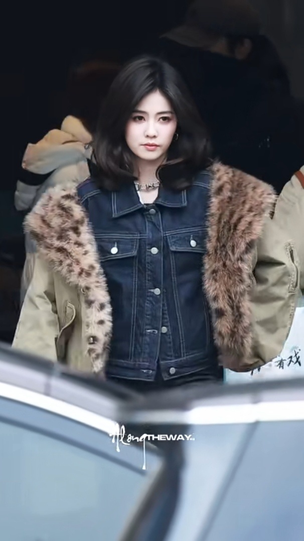 白鹿短发好重的姐感！白鹿今天能不能少笑不笑！这个发型太适合冷脸了！脸一束好像是体