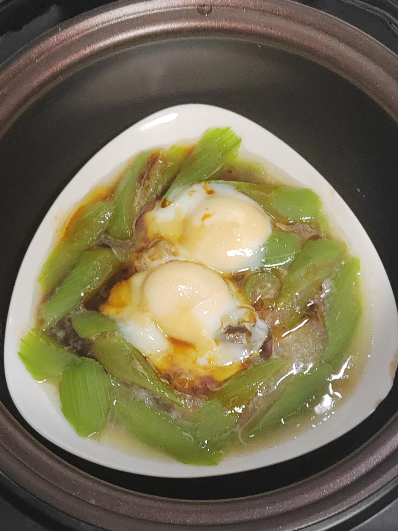 先把丝瓜和菌菇铺在盘子里提鲜，两个新鲜的鸡蛋打入碗中，然后一起放进电饭煲，盖上锅