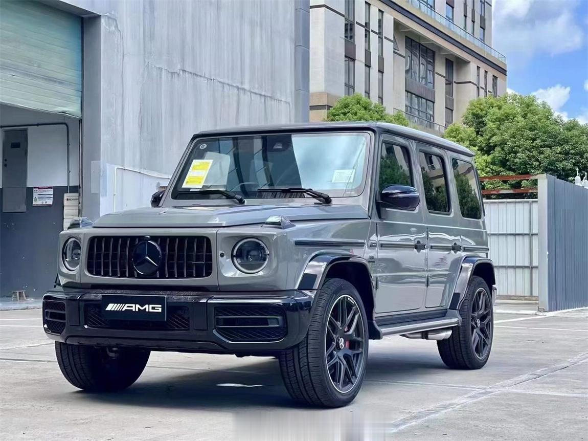 奔驰 G63 AMG 经典灰/孟加拉红配暗夜，配菱形格内饰......现在价格还
