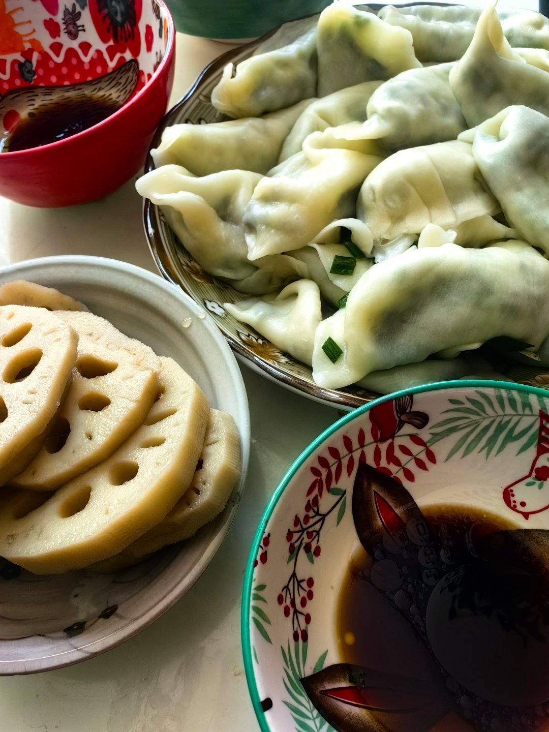 *碎碎念*好好吃饭～饺子，韭菜鸡蛋粉丝木耳馅为主，饺子皮多了，又在馅里加了虾皮。