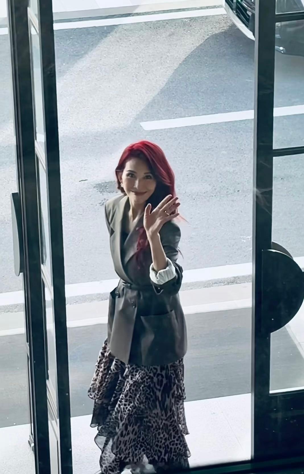 蔡少芬红发蔡少芬一秒捕捉路人镜头 路人偶遇，红发的蔡少芬好好看！ 