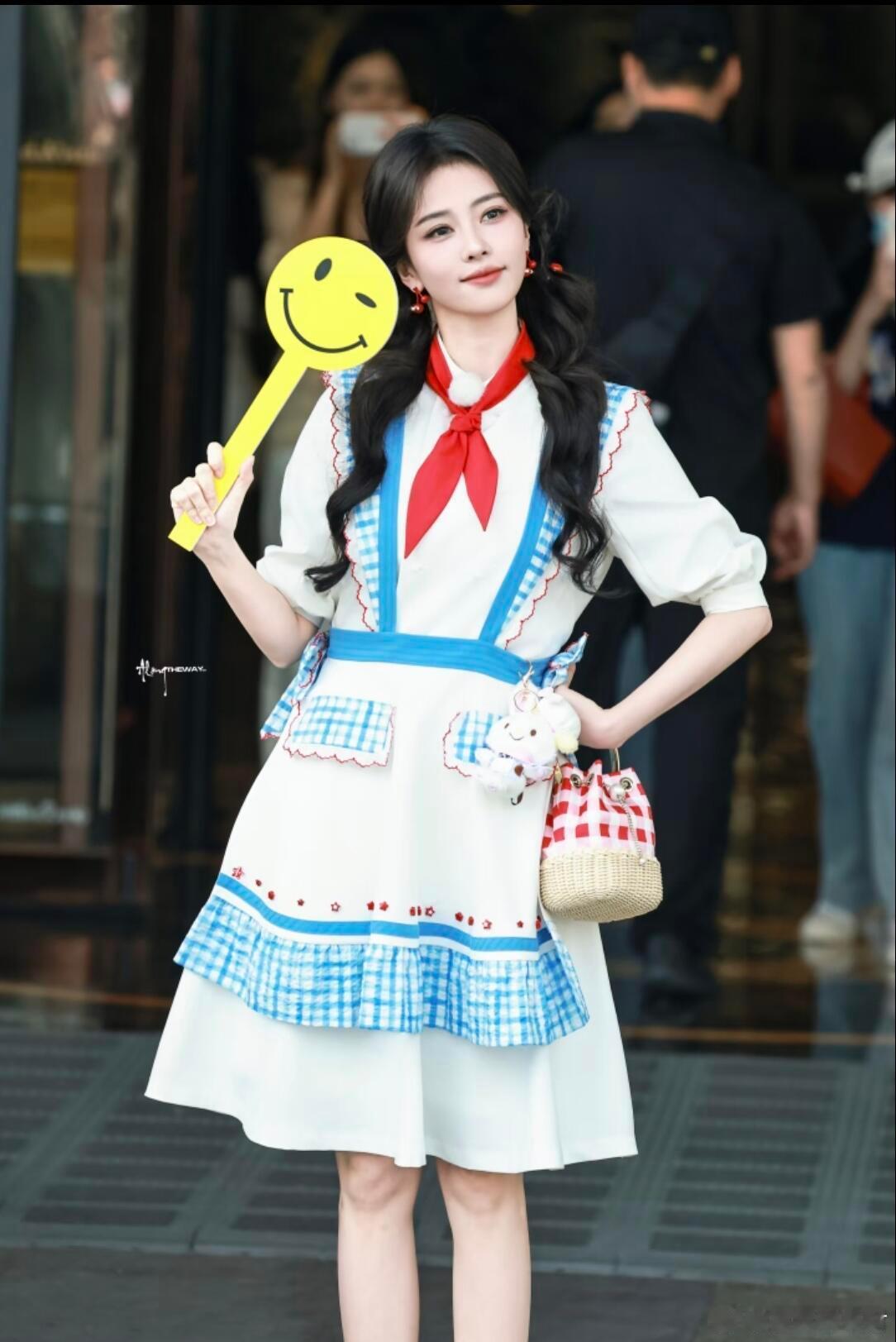 白鹿制止工作人员挡住粉丝拍照工作人员拿板子挡粉丝拍照白鹿立马制止不是所有明星都记