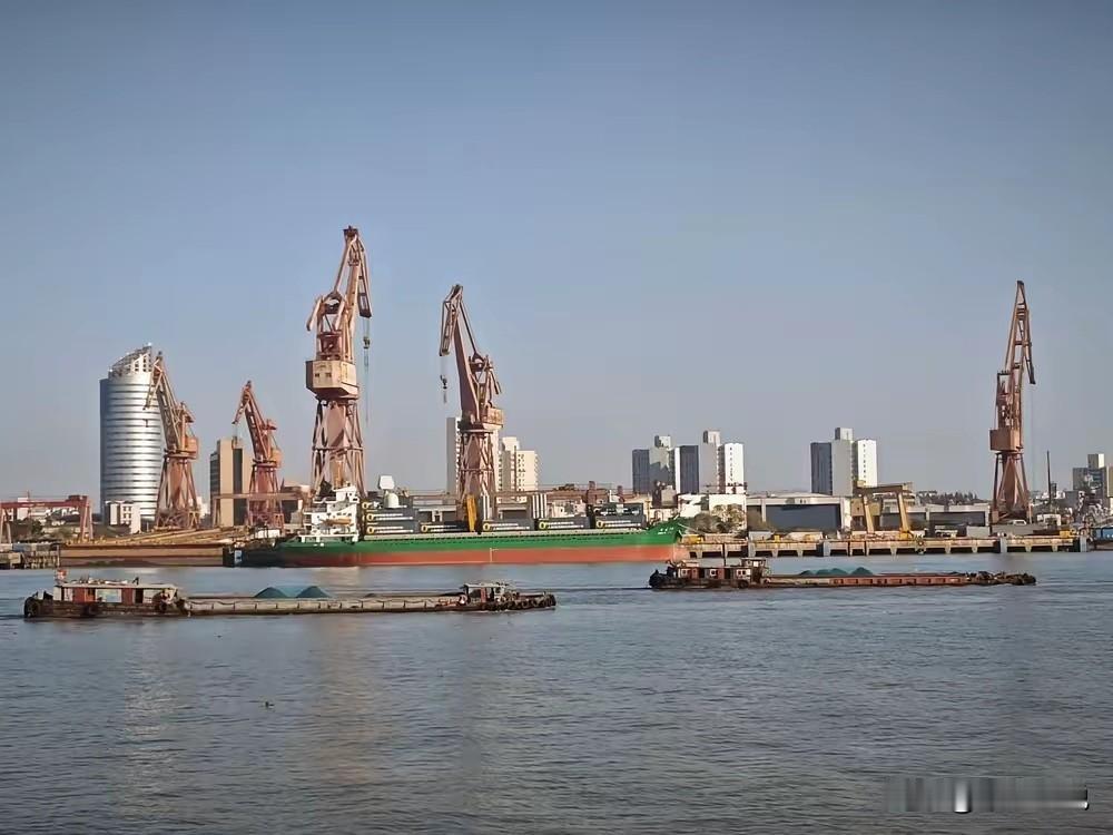 让美日崩溃的是中国恐怖的造船能力+民用集装箱船能垂发导弹
中国的造船能力全球第一