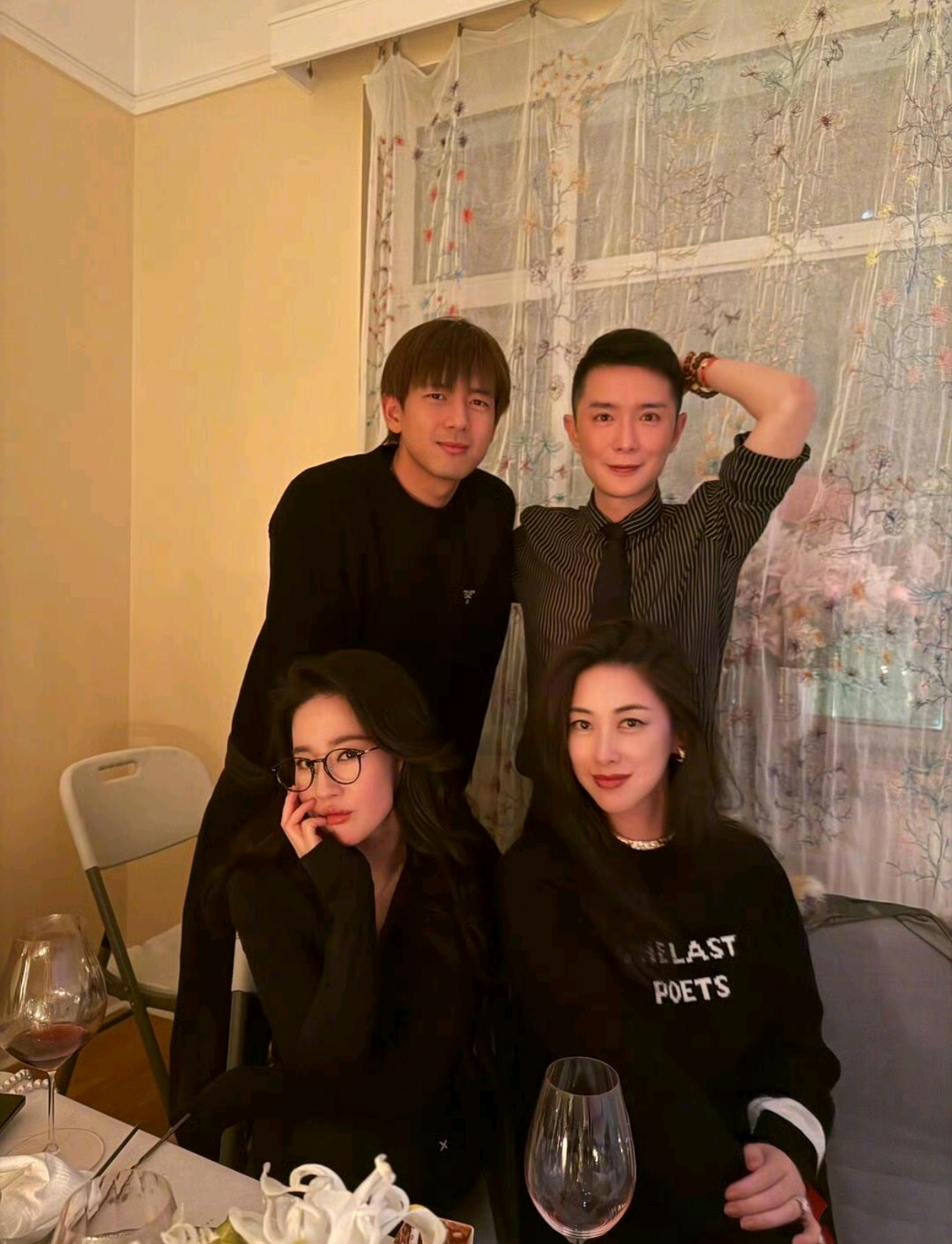 刘亦菲朱珠李现刘冲平安夜合影 