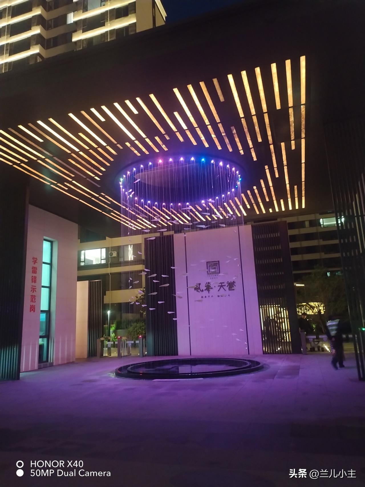 傍晚的时候，和老公出来走走，风华里这条街很宽敞，真的很适合散步休闲。风华里二期也