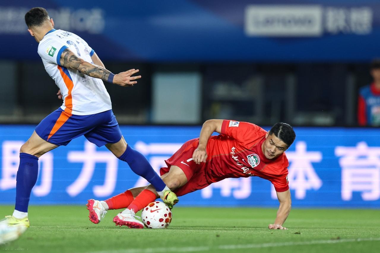 半场1:0，山东泰山上年轻人真好，王博明送礼，瓦科冷静！1、两连败之后，韩鹏终于