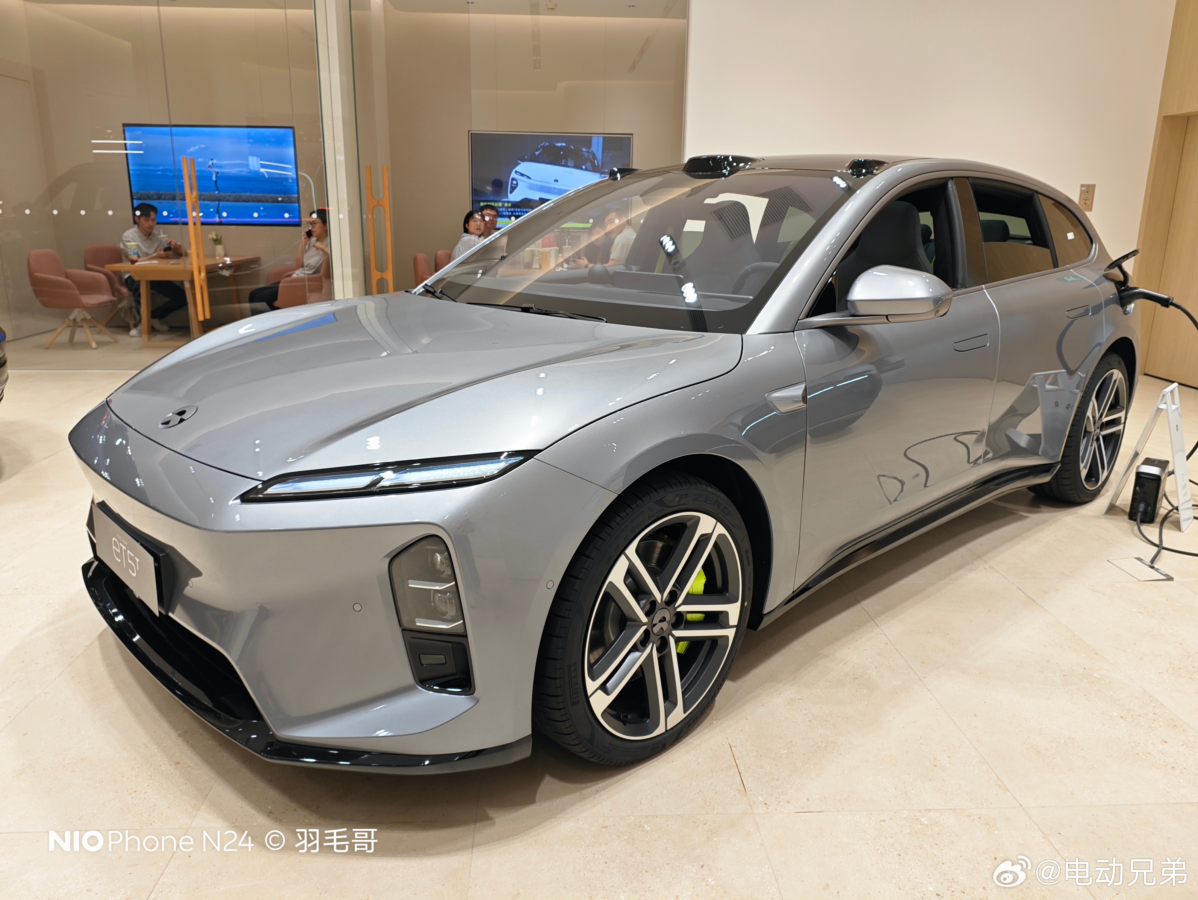 第一次接触冠军版，这安全带不错，很像萤火虫的风格 ​​​