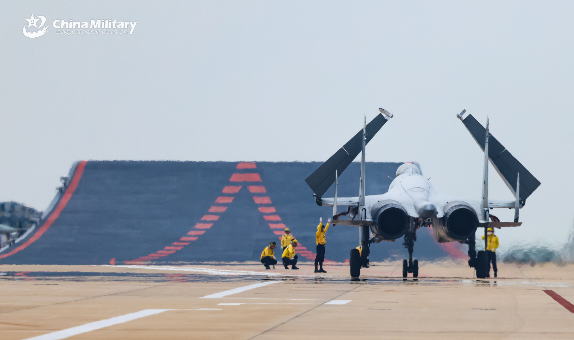 海军航空大学某基地开展舰载机起降训练军事[超话] ​​​