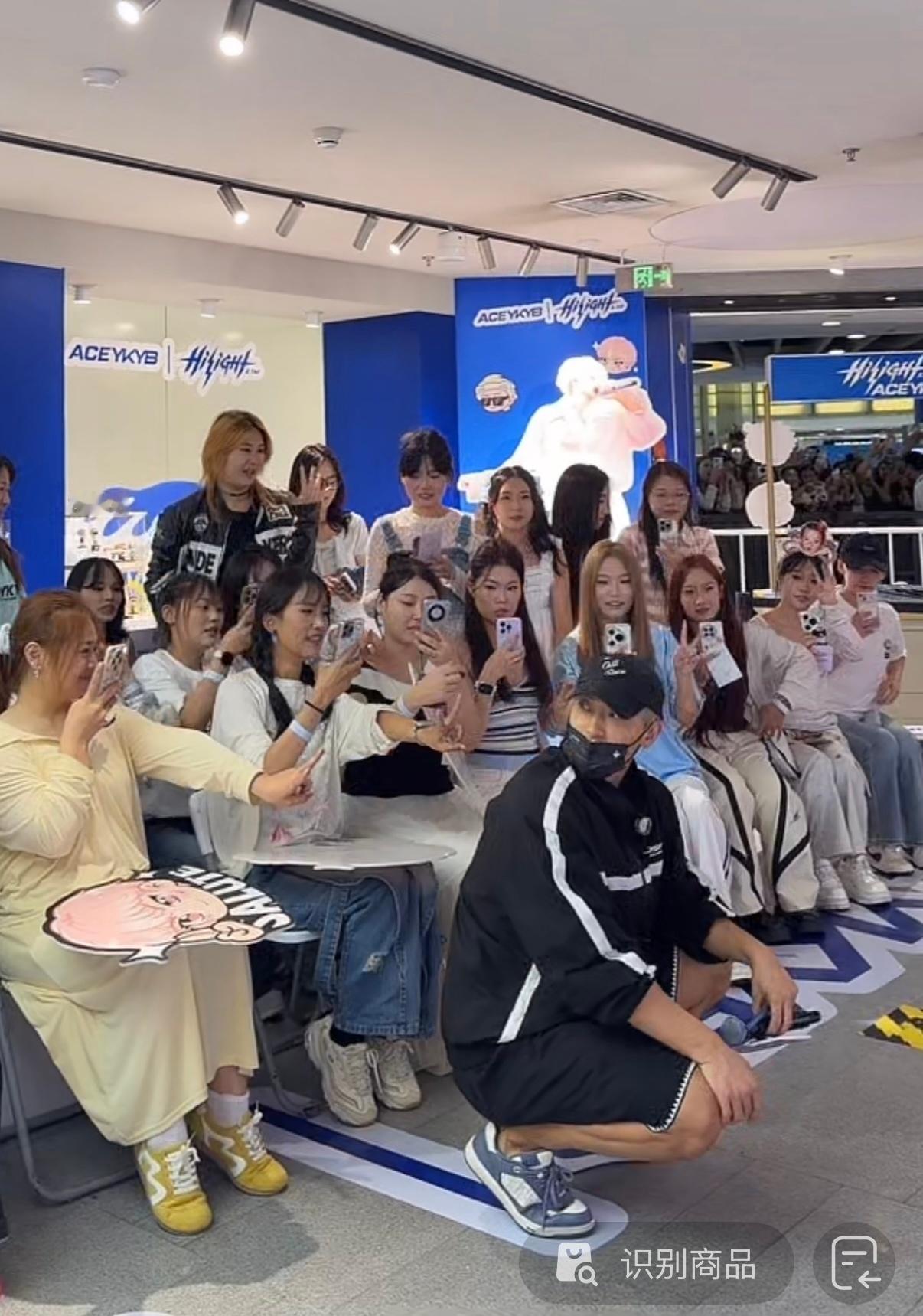 黄子韬黄子韬new era演唱会 天呐。。。宝宝真的好宠海浪隔着屏幕羡慕哭了。。