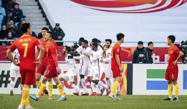 中国足协重磅罚单出炉，17人遭终身禁足！
       足坛反腐整治再出重拳，中