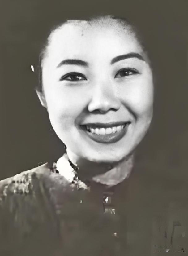 1982年，75岁的关露躺在病床上，中央派人给她宣读一份平反文件：“关露的历史已