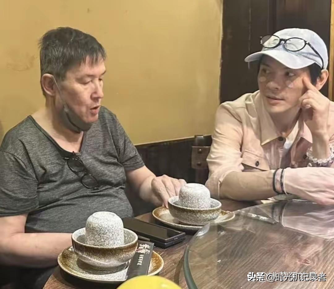 郭碧婷太憔悴了，曾经在向太身边像公主的儿媳，如今好像一个不高兴的保姆。也邋遢了，