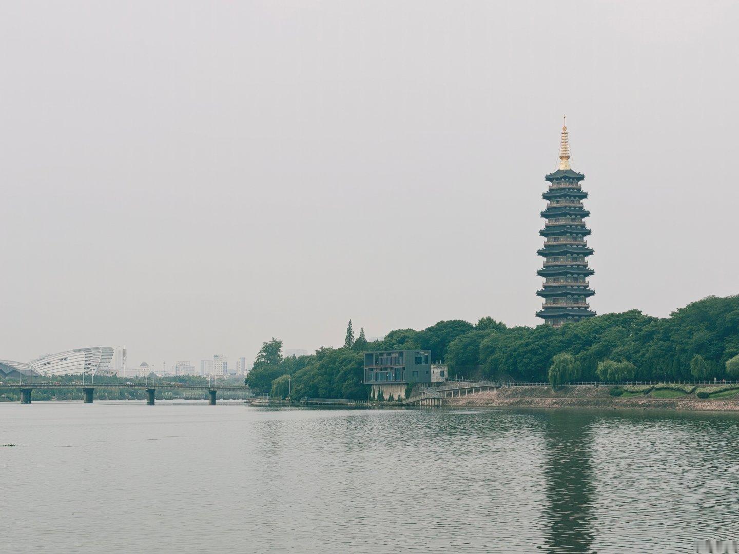 下雨天，温度非常舒服，久违的10k，雨季跑个步也是困难重重😃80迈腿计划