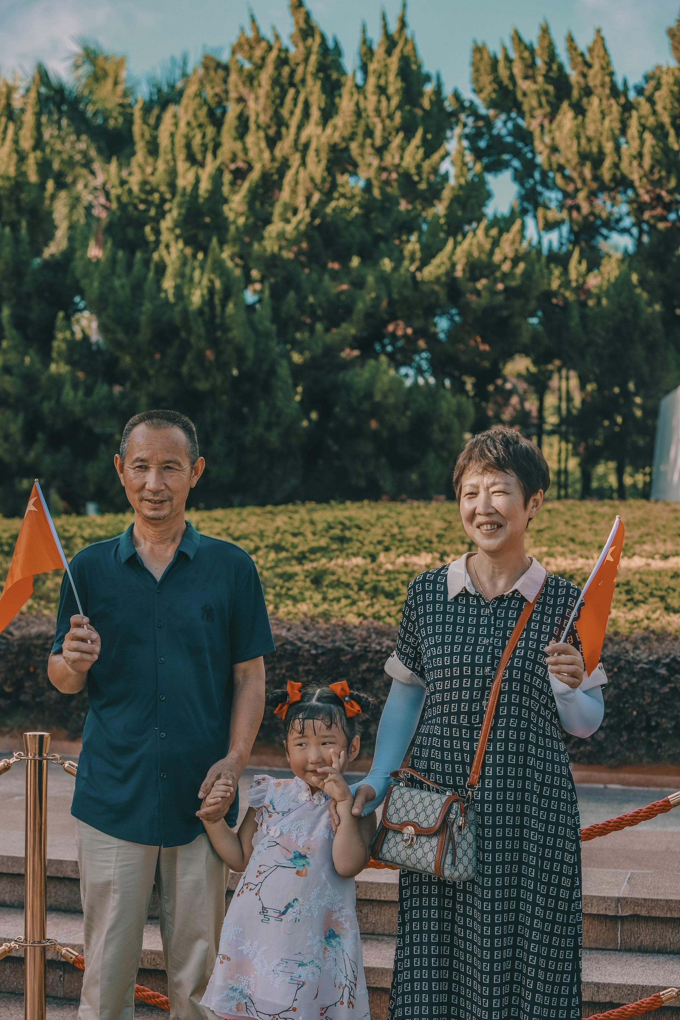 我拍到的全家福-群像。三代同游的治愈时光✨ 🌳 公园漫步记 👉 周...