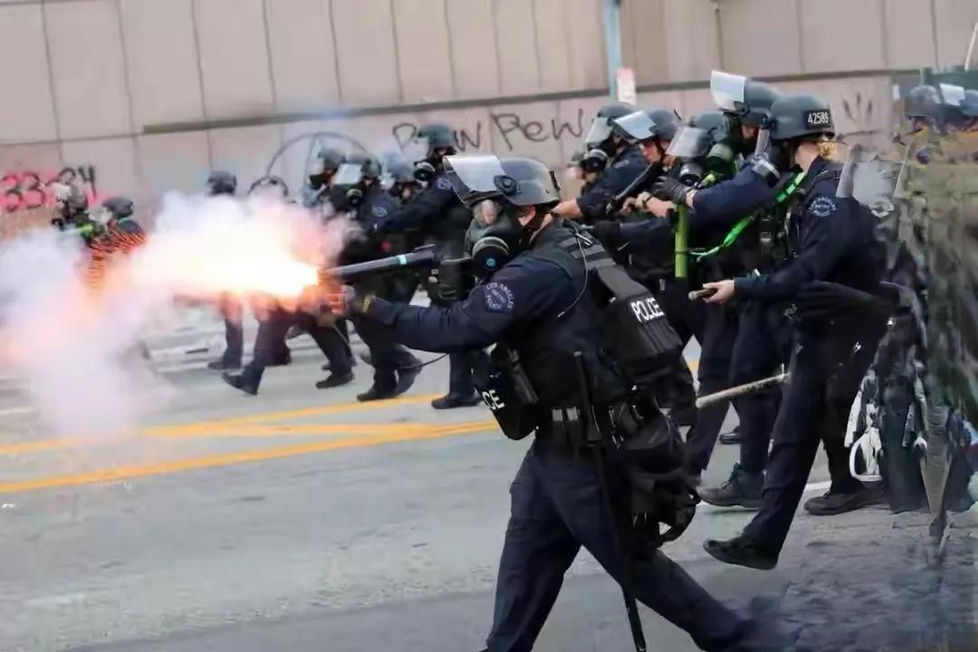这才是美国暴乱的真实原因！

特朗普的移民政策终于导致美国多地出现暴乱，而且还能