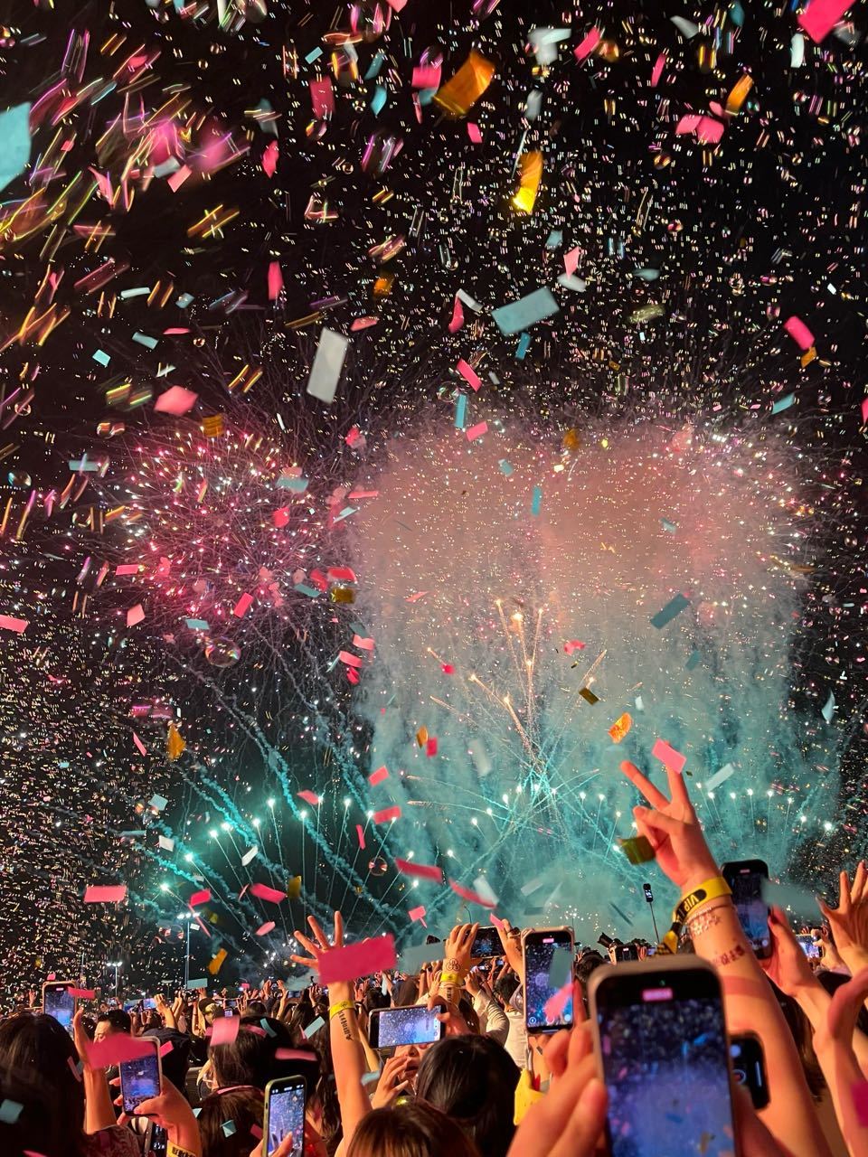 抽4个人去看演唱会！酒店+机票+演唱会门票全包！不要的可折现5000元！想干嘛干