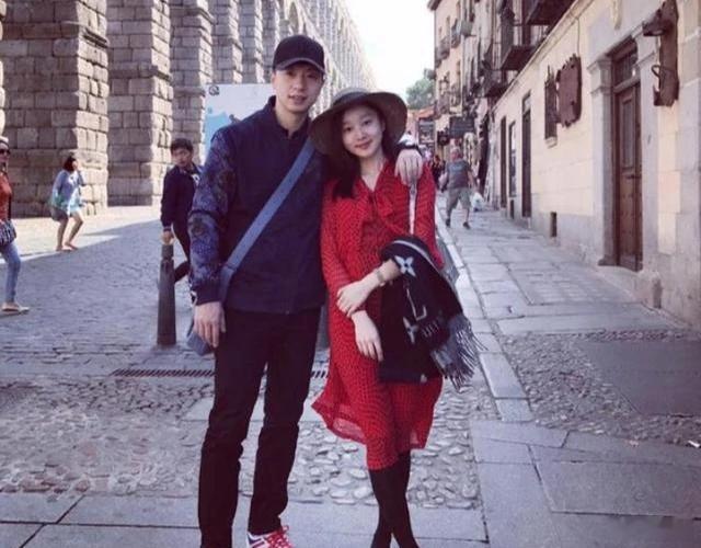 马龙小娇妻穿黑色紧身上衣，长相平平，但白色斑点半裙时髦大气 ​​​