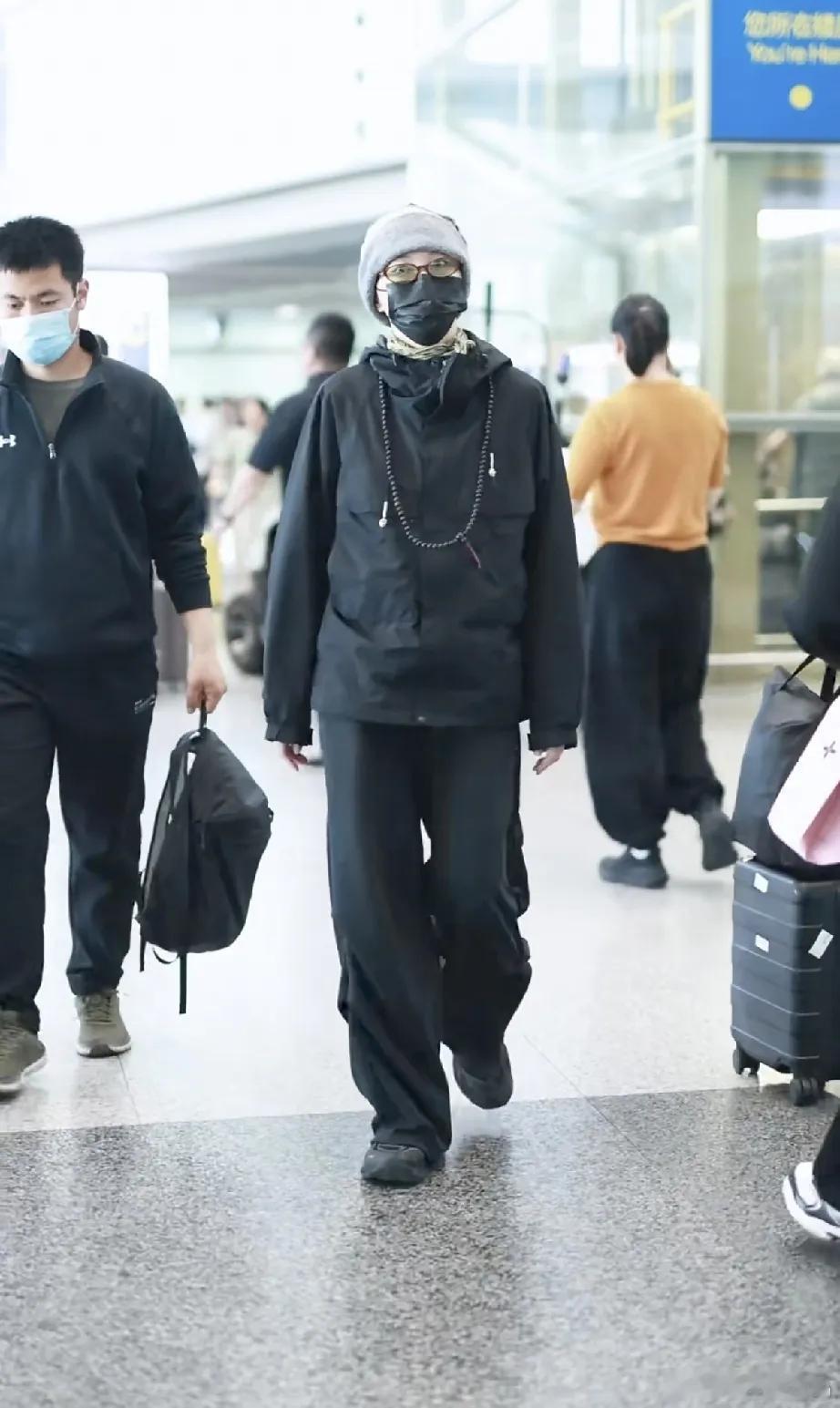 窦靖童回北京了这一身打扮，第一眼以为是窦唯父女俩简直太像了，窦靖童明明是个女孩，