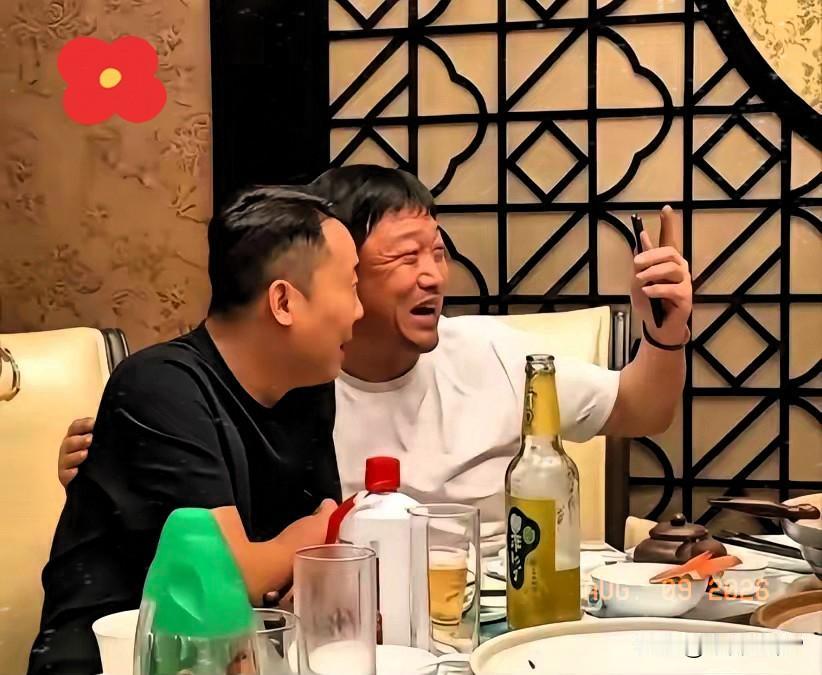 贾冰喝8+1，我忍了。
他吃饭期间说脏话，我也忍了。唯一让我忍不了的是，一起聚会