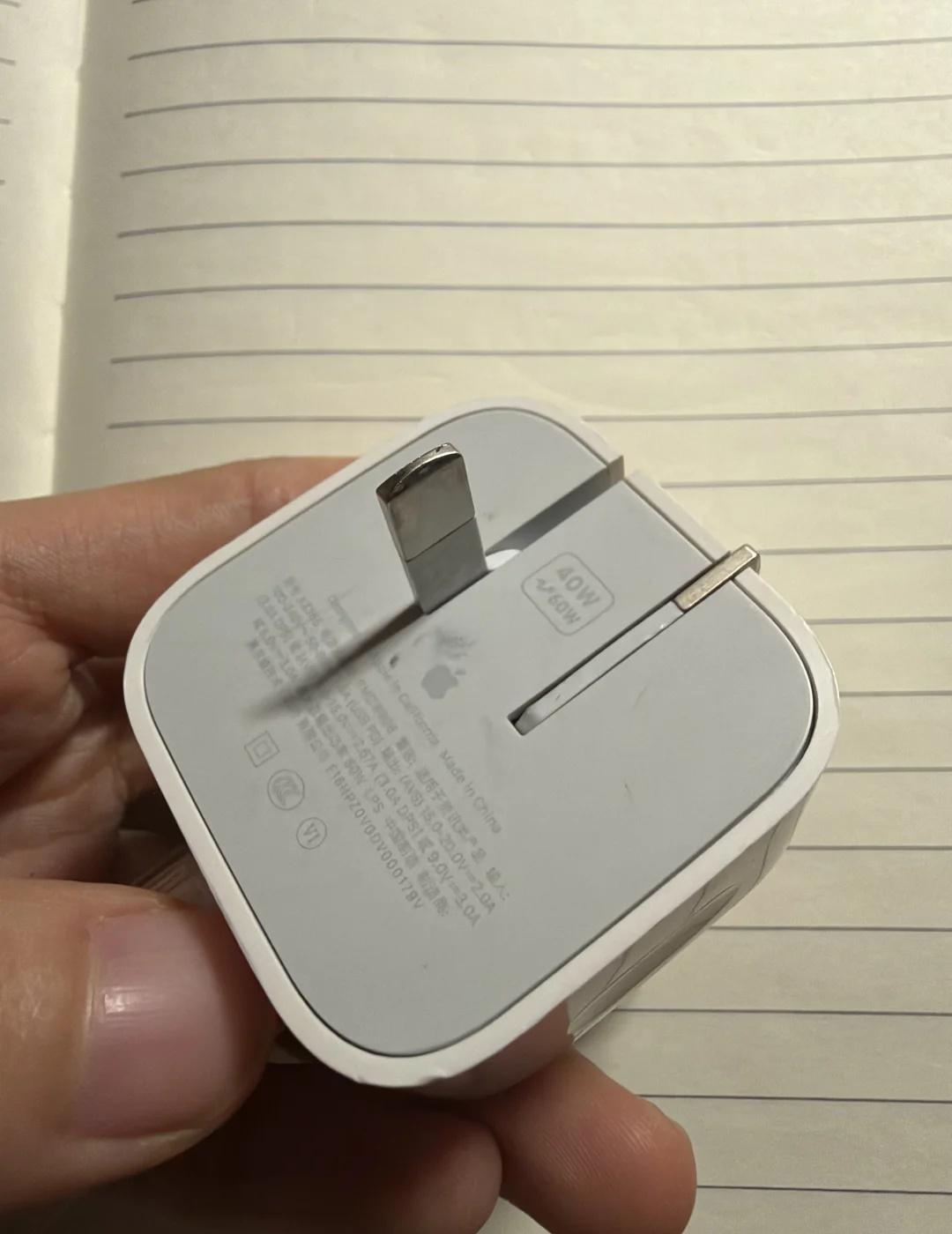 苹果40W充电头
某宝百亿补贴219买的
找了鉴定的人说是假的，假的就假的吧，充
