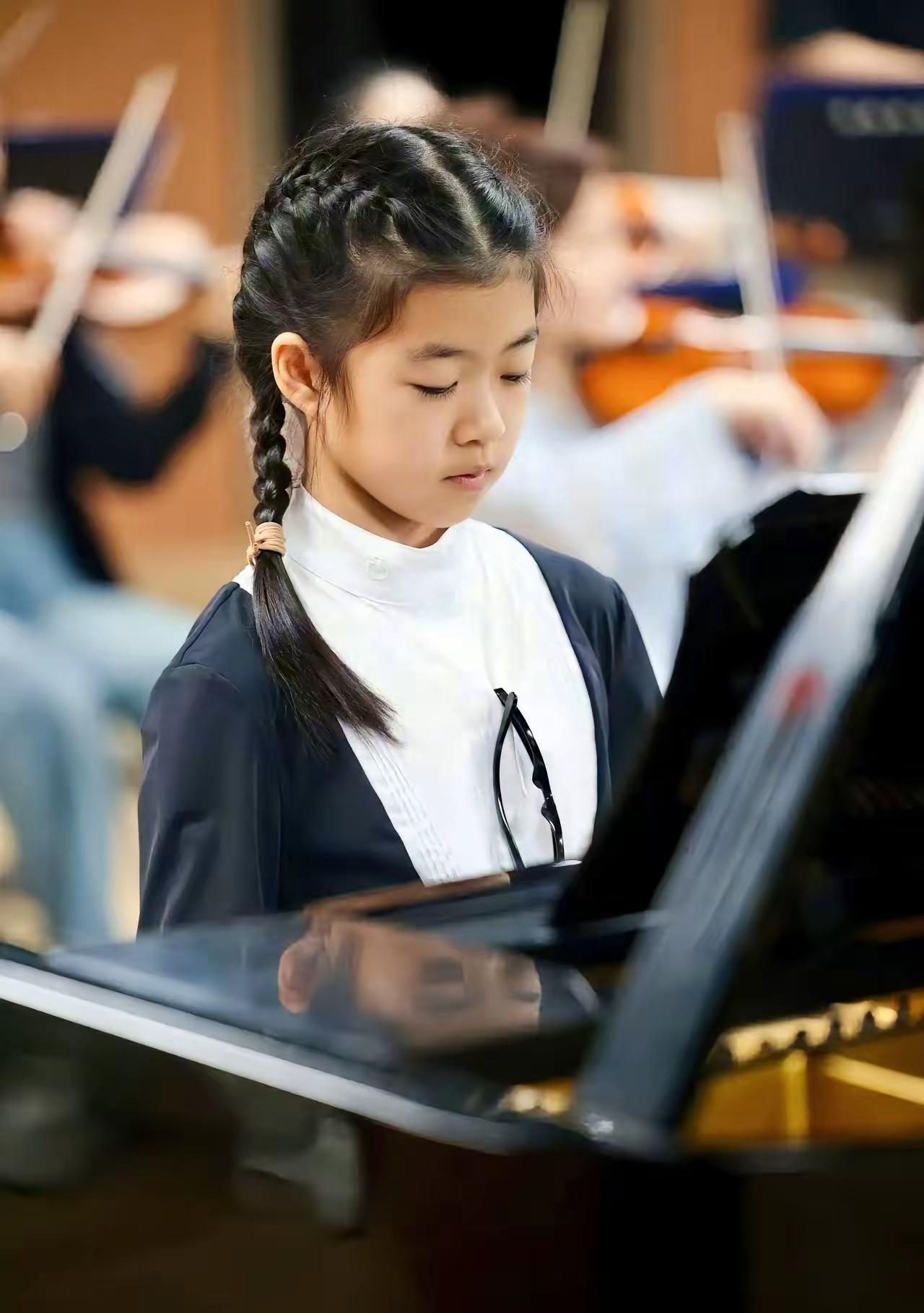 王峰去醒醒钢琴比赛现场加油这事太暖了！能看出他对女儿满满的爱。在孩子成长过程中，