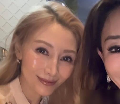 都搞错了。李嘉欣这张脸的使命，根本不是抗衰，而是攻城。现在，城攻下来了。
我告