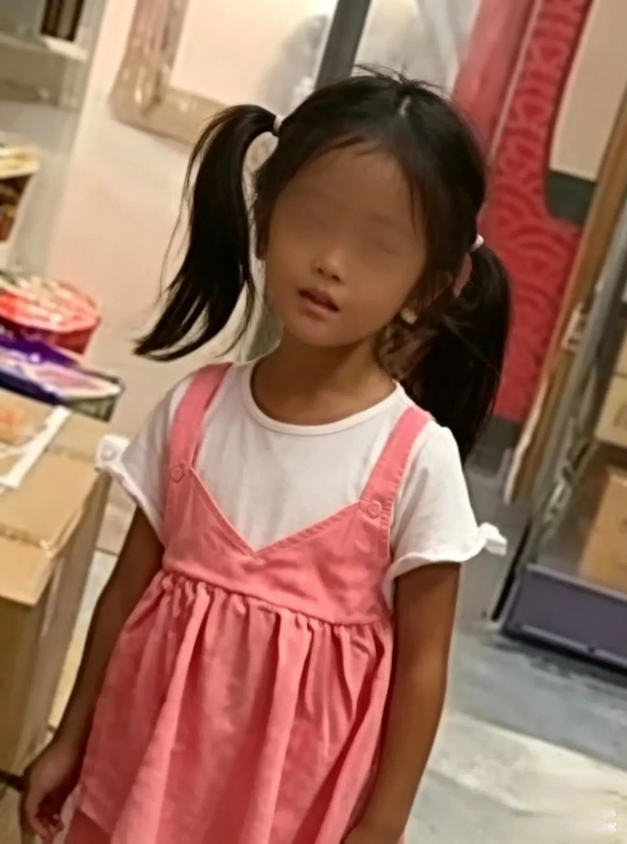 4岁娃独自照顾残疾父亲，素不相识的店主为何倾力相助？
本该躲在父母怀里撒娇的四岁