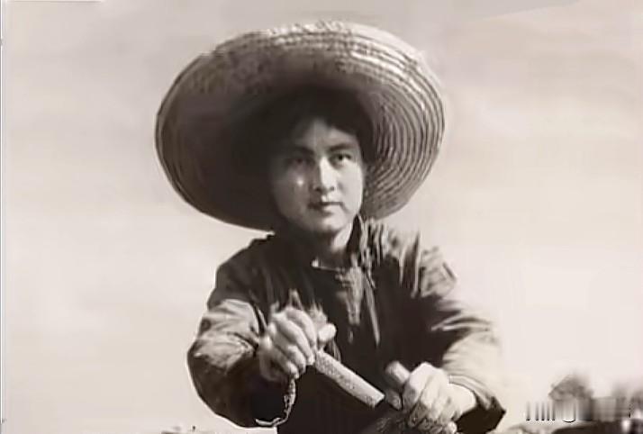 张金玲的这几张《渡江侦察记》剧照我还是第一次见
图一照片 跟电影里（图二）不一样