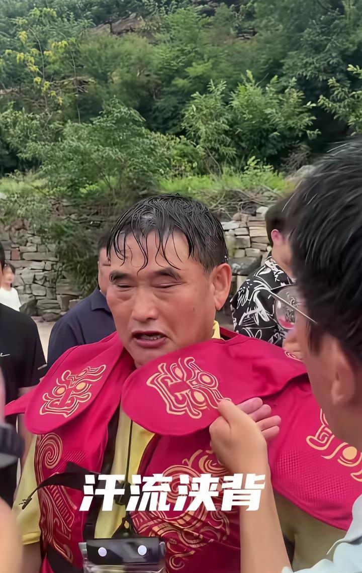 大衣哥朱之文，

居然拒演了。

不是嫌钱少，而是

景区让他大热天穿厚古装、花