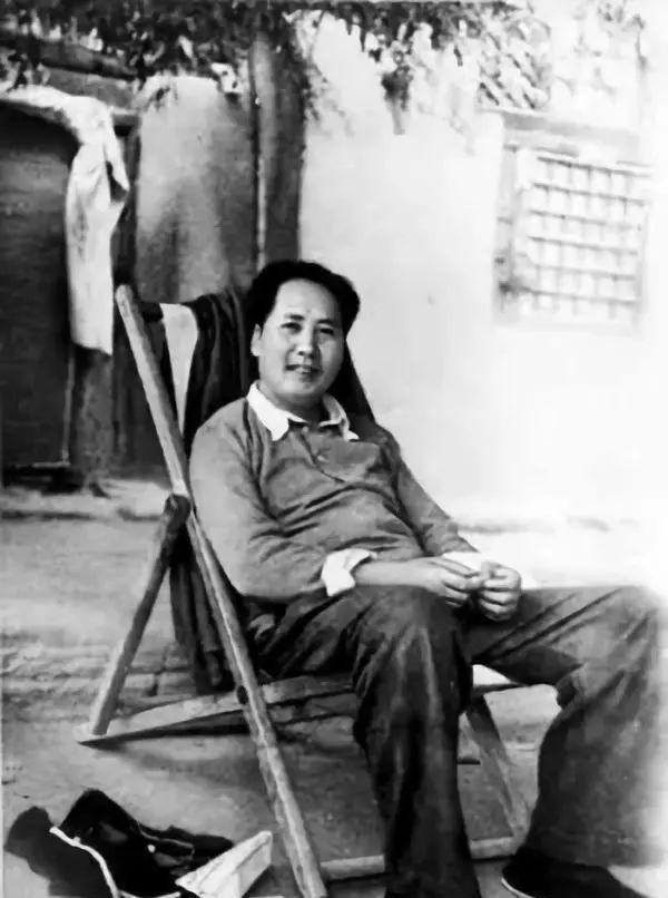 1949年南京解放消息传到毛泽东耳中，他拍桌发问：蒋介石还能有什么手段应对吗？