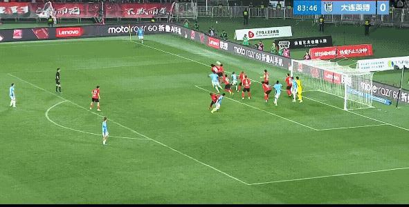 大连英博外援斯坦丘禁区外远射破门，大连英博客场1：0领先辽宁铁人，这个远射太漂亮