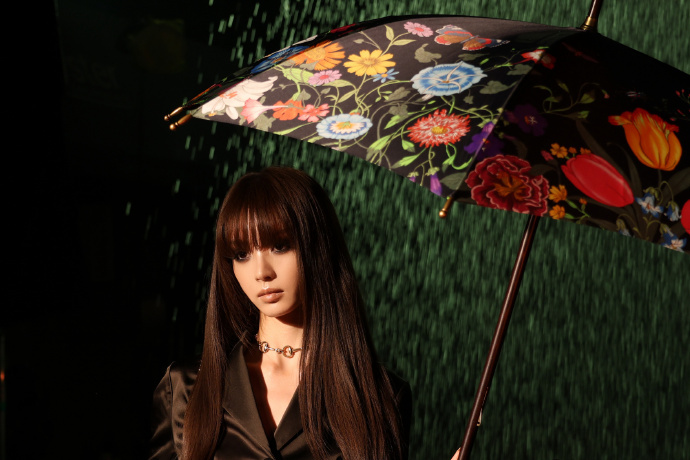 田曦薇GUCCI雨夜大片田曦薇烟熏妆齐刘海黑桃A 田曦薇GUCCI雨夜大片，田曦