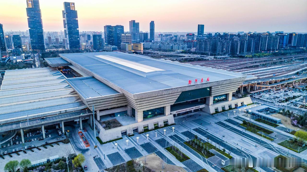 前几天新建郑州南站NZSG-04标段首联现浇梁刚浇完，郑州站改扩建同步推进，初步