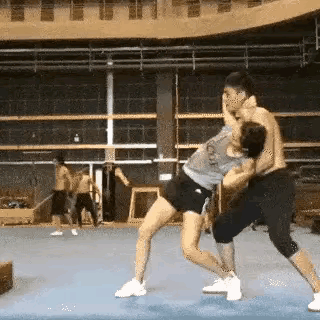 小姐姐今天就教大家一招，四两拨千斤……
前提是你的核心要稳才能发力