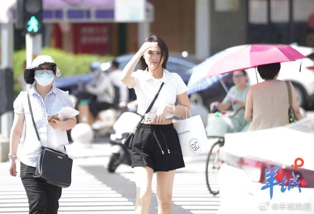 【#广州最高气温突破35℃# 】#广州热热热# 今年第3号台风木恩，今天5时在距